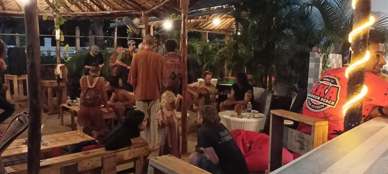 Red Monkeys Hostel アランボル エクステリア 写真